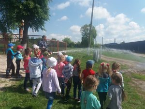 Рятувальники влаштували для дітей акцію  «Запобігти. Врятувати. Допомогти» в cмт. Хотінь