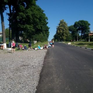 Працівники селищної ради та КП«Господар» проводять роботи з облагородження центральної частини селища