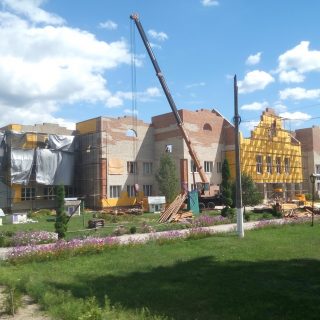 Хотінська школа поступово приймає свій завершений вид, для того, щоб дітлахи пішли до школи 1го вересня.