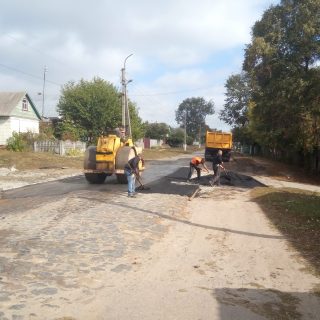 Виконуються роботи з поточного-дрібного ремонту вул. Центральна в смт. Хотінь
