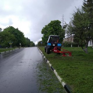 Незважаючи на дощову погоду КП ХСР "Благоустрій" проводить роботи по покосу трави в громаді. Дякуємо платникам податків за можливість розвивати та підтримувати на належному рівні нашу об'єднану громаду