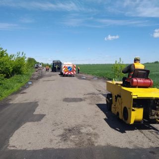 Розпочалися роботи з поточного-дрібного ремонту автодороги між смт. Хотінь та с. Кіндратівка. Вартість робіт складає близько одного мільйона гривень. Роботами передбачено ліквідацію ямковості та укріплення узбіччя