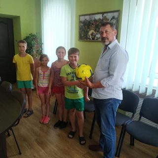 Юні мешканці Хотіні подарували з вдячністю селищному голові Торянику Миколі Івановичу футбольний м'яч з власними іменами за можливість грати на міні-футбольному полі в центрі громади