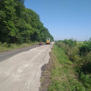 Розпочався поточний середній ремонт покриття автомобільної дороги загального користування місцевого значення О191505 Хотінь-межа Росії, км 2+500 – км 4+500